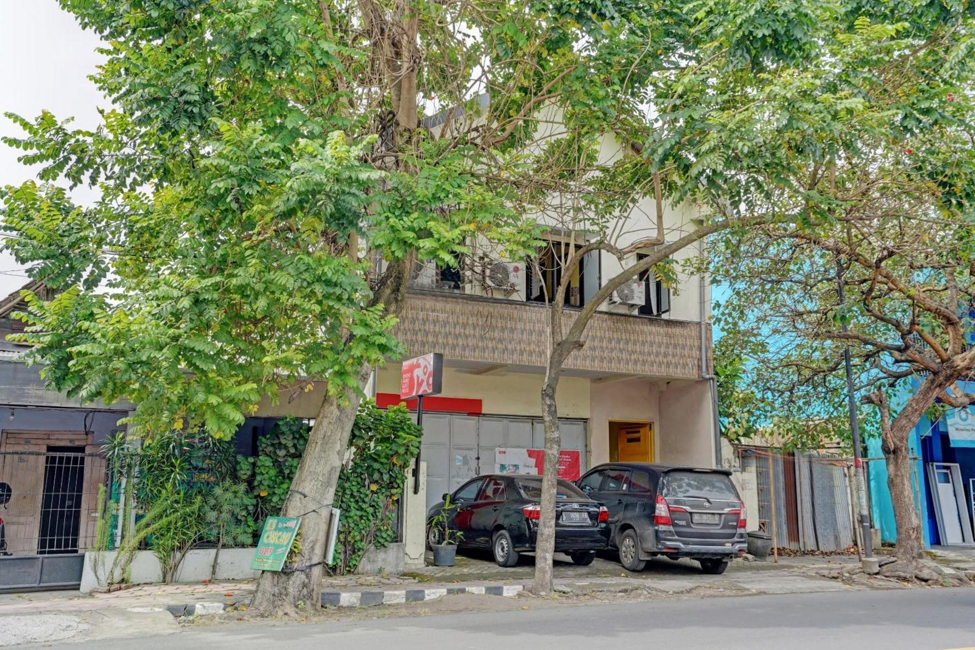 Oyo 90234 Dhoho Family Guest House Kediri  Exterior photo