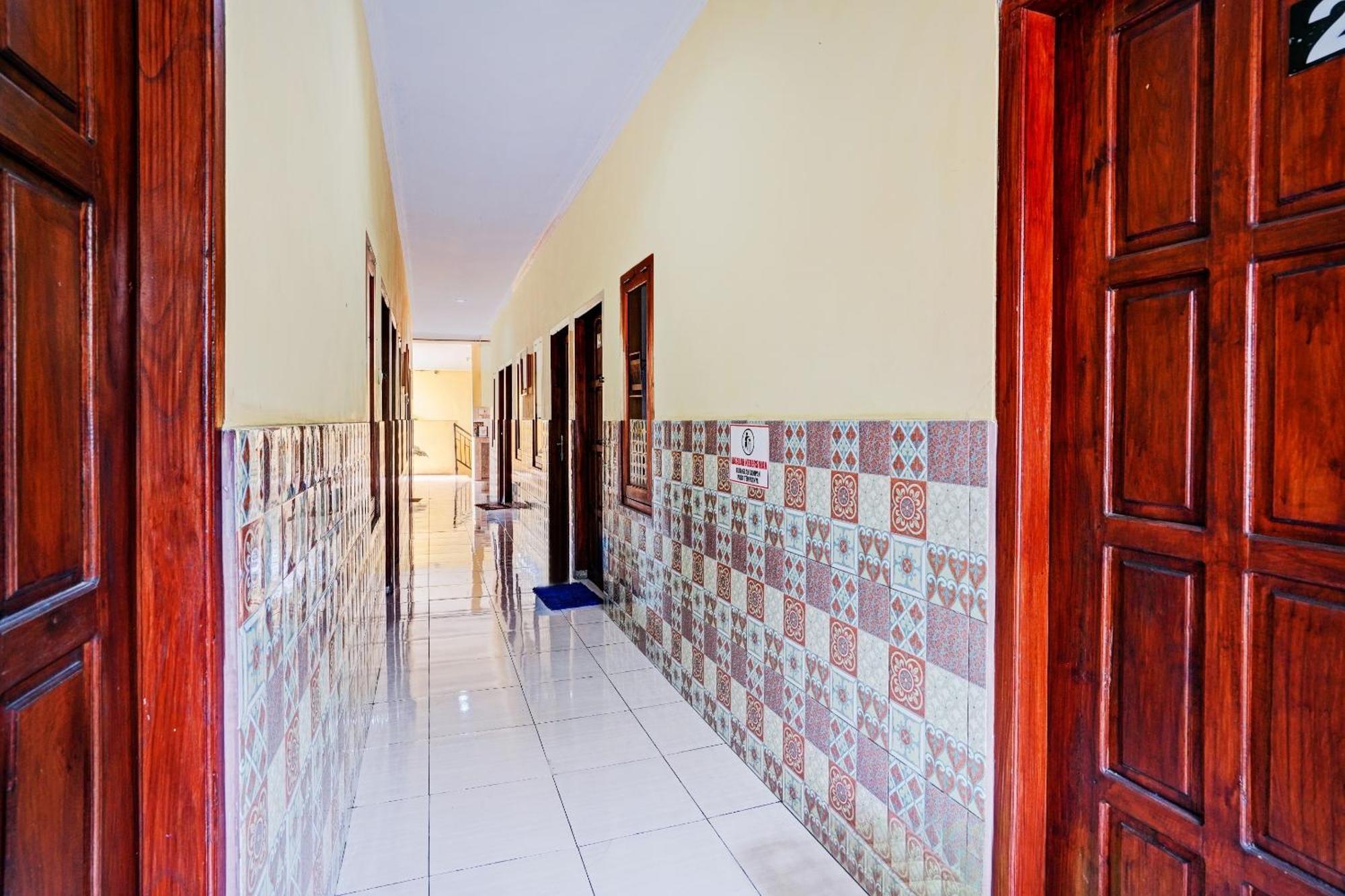 Oyo 90234 Dhoho Family Guest House Kediri  Exterior photo