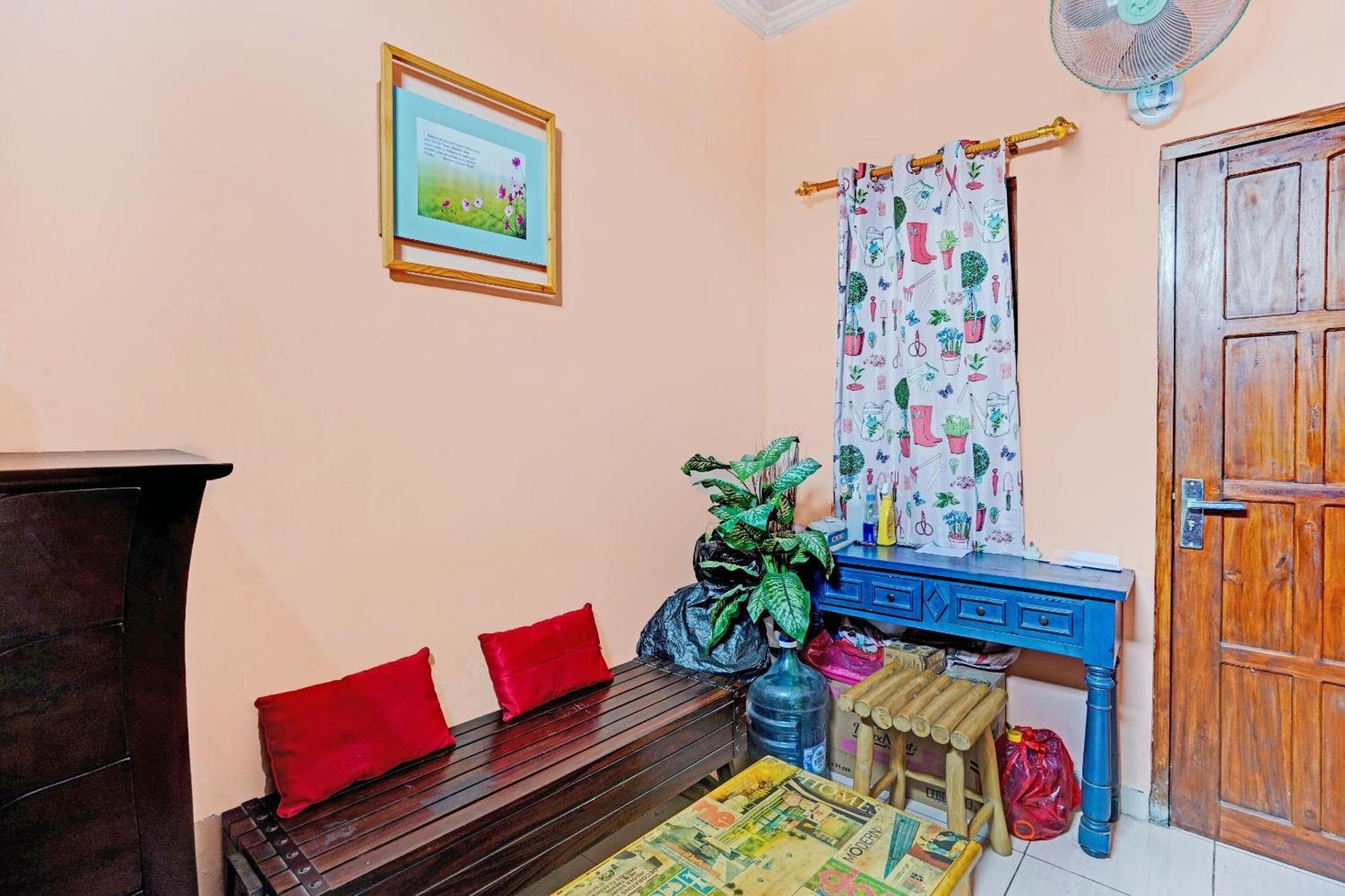 Oyo 90234 Dhoho Family Guest House Kediri  Exterior photo