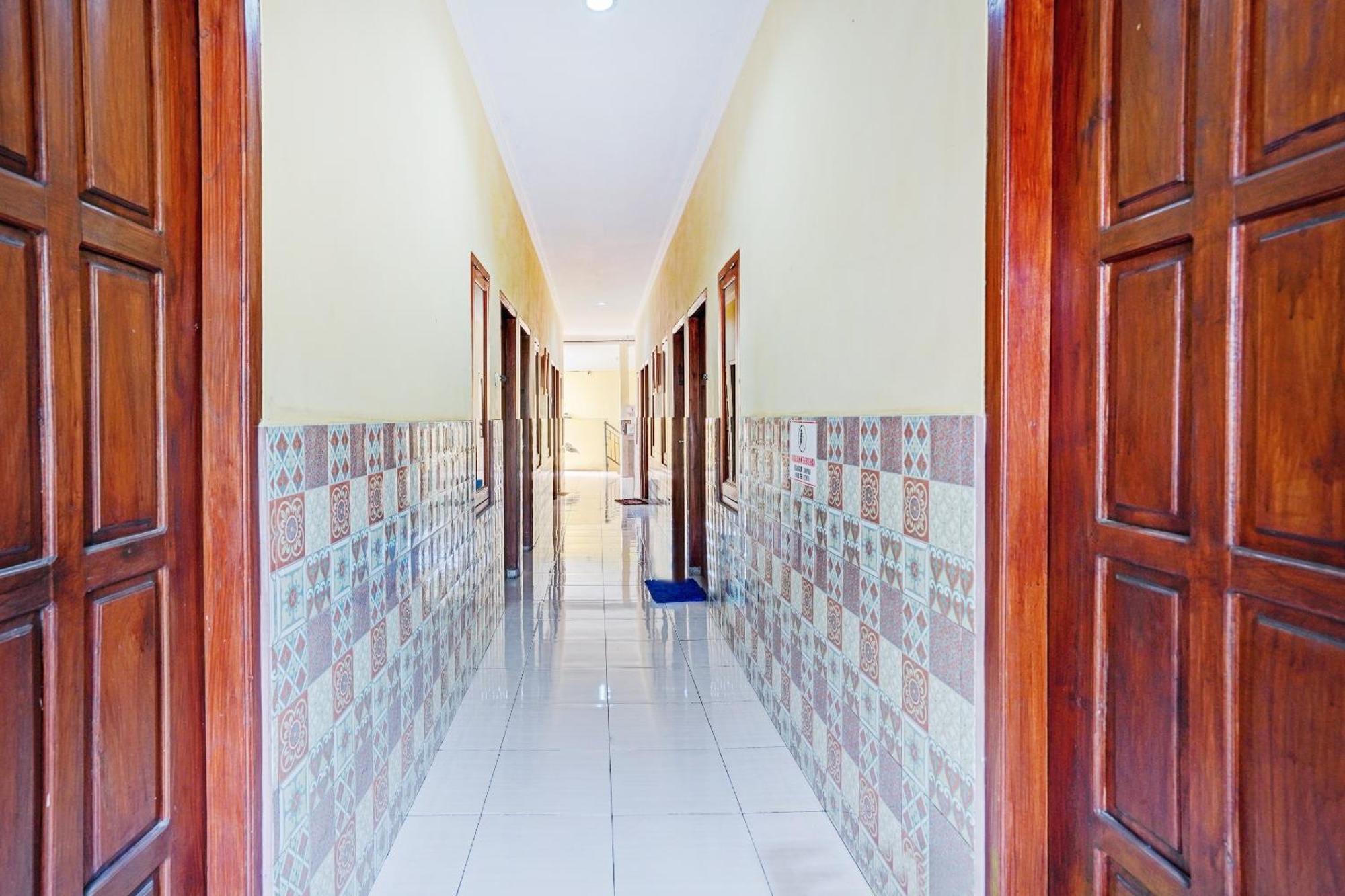 Oyo 90234 Dhoho Family Guest House Kediri  Exterior photo