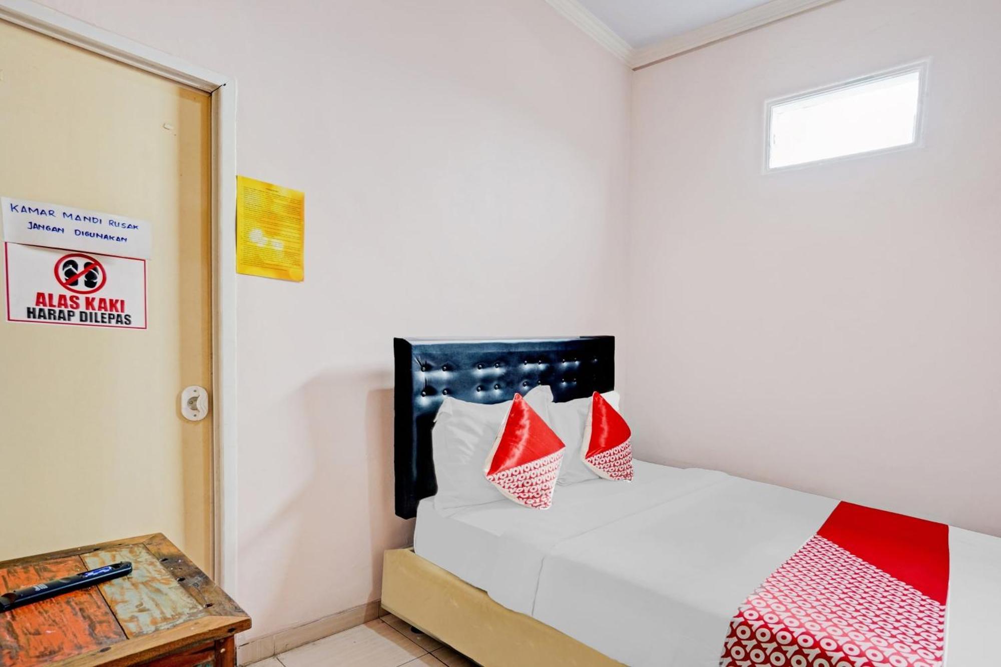 Oyo 90234 Dhoho Family Guest House Kediri  Exterior photo