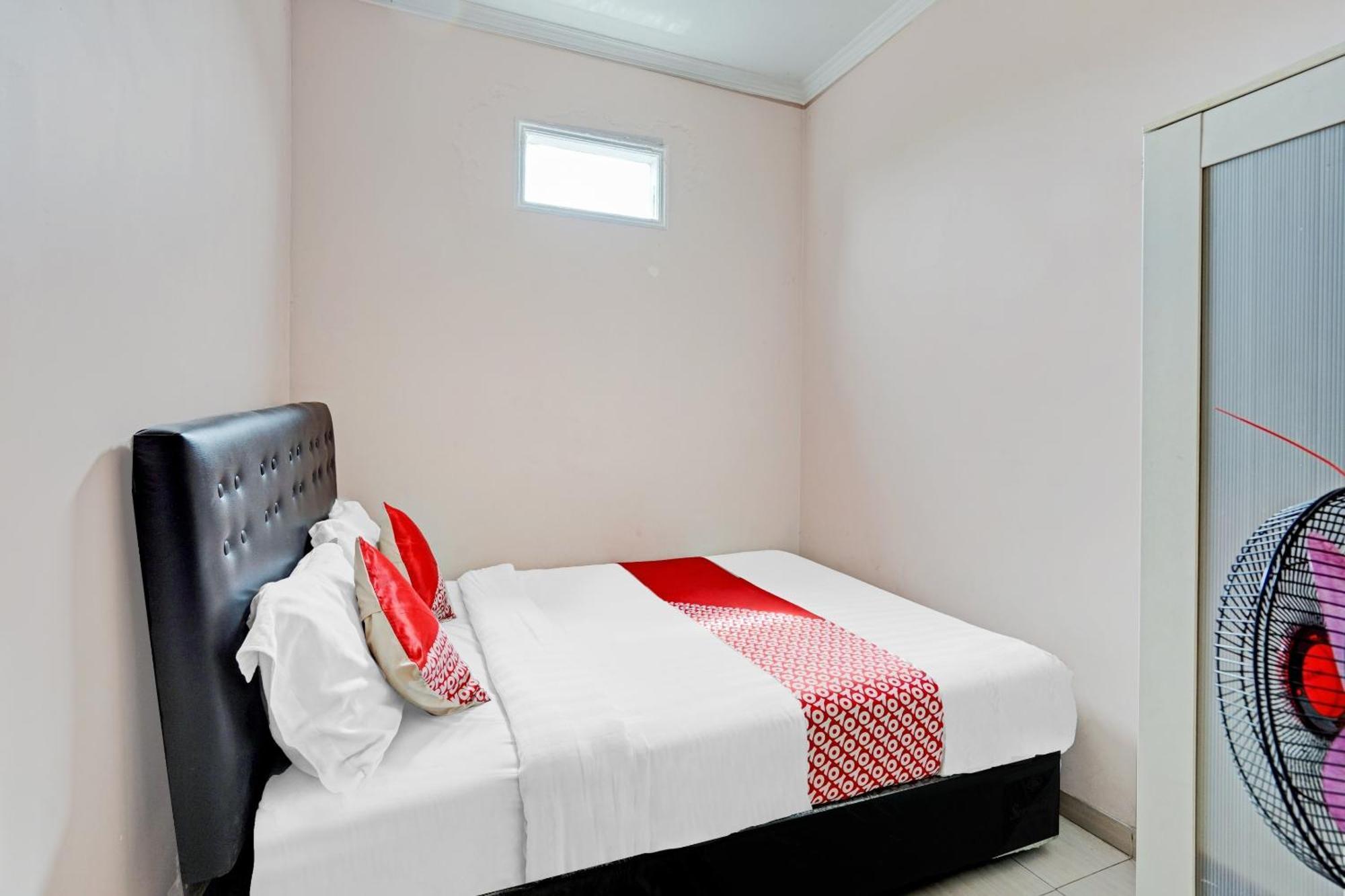 Oyo 90234 Dhoho Family Guest House Kediri  Exterior photo