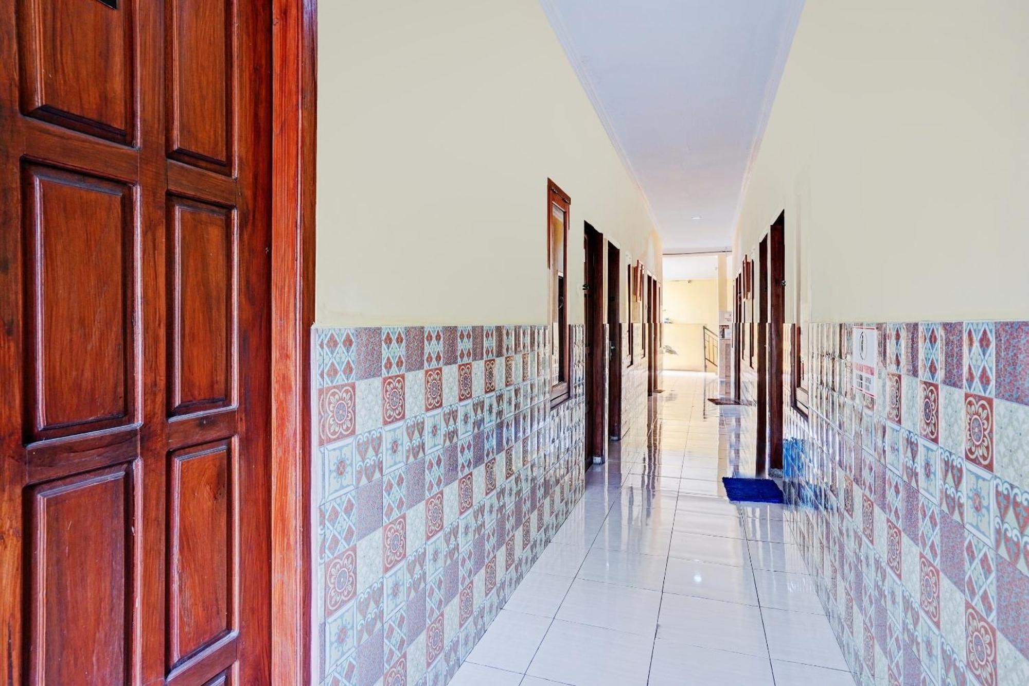 Oyo 90234 Dhoho Family Guest House Kediri  Exterior photo
