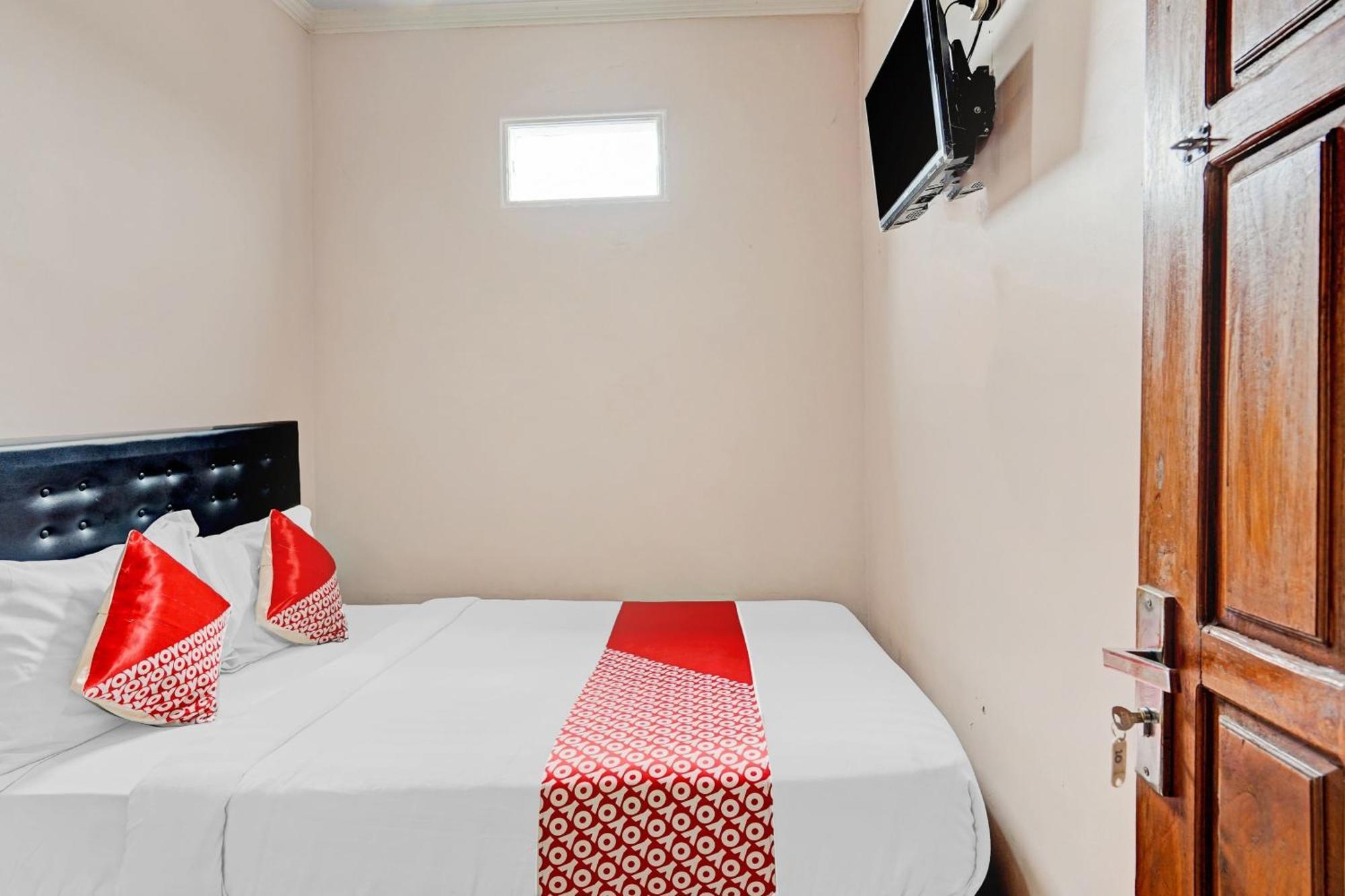 Oyo 90234 Dhoho Family Guest House Kediri  Exterior photo